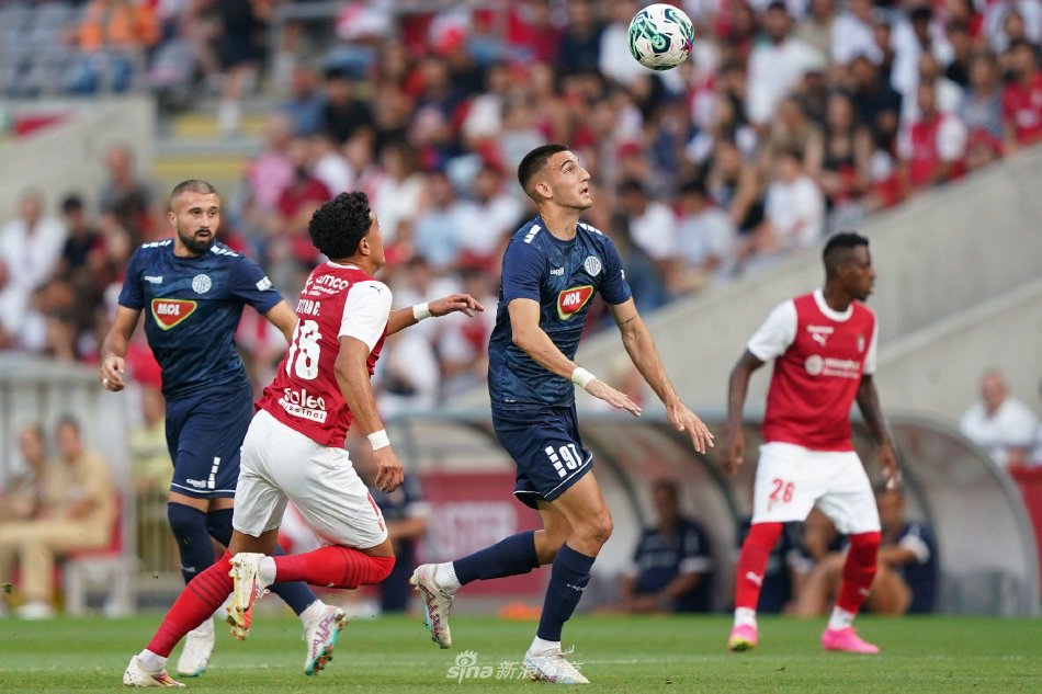 她在场边与 她在场边与